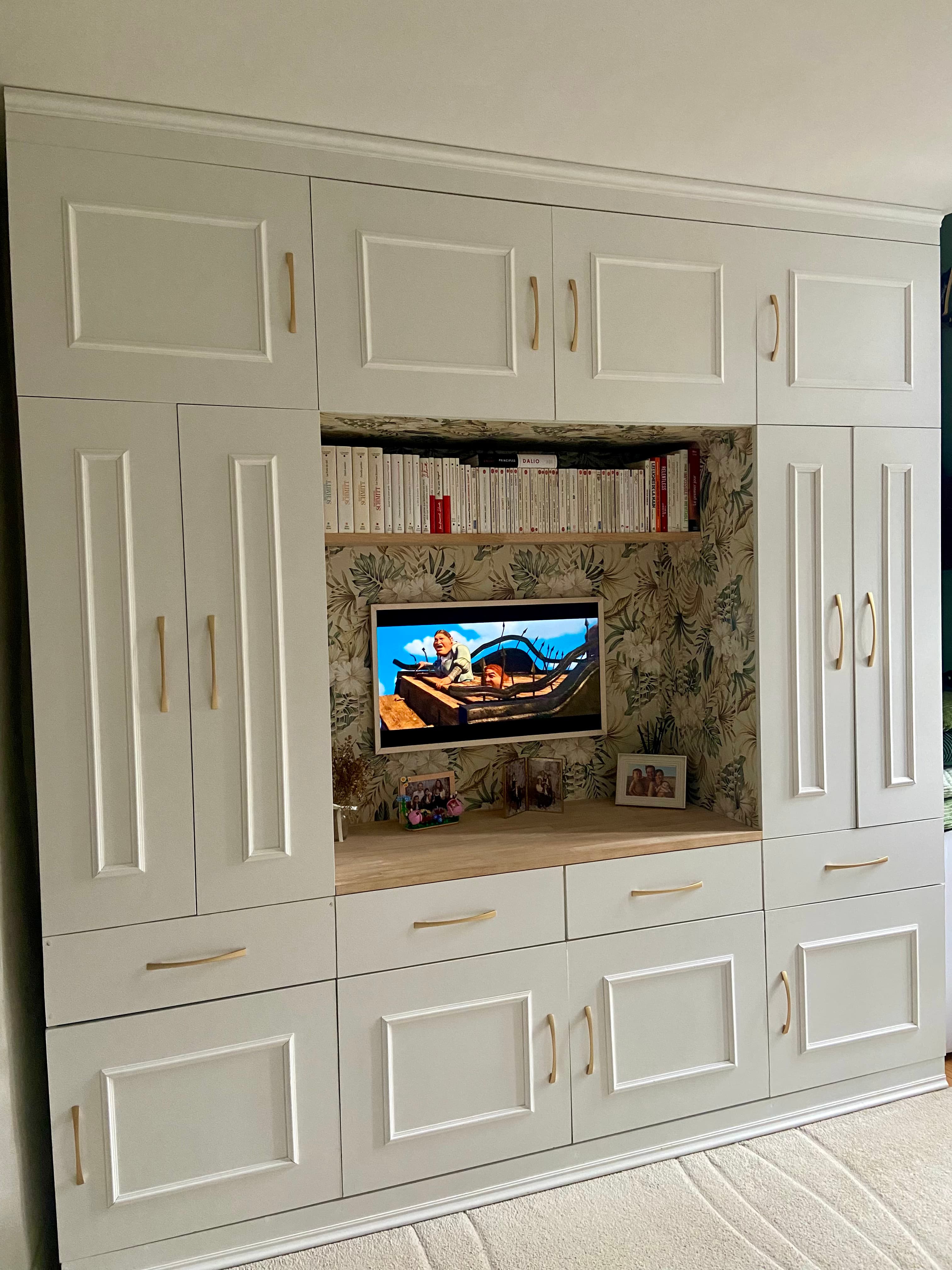 Rangement salon sur-mesure PleinMur — sol au plafond